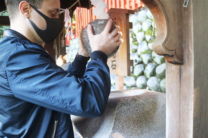 伏见稻荷_通过重轻石许愿