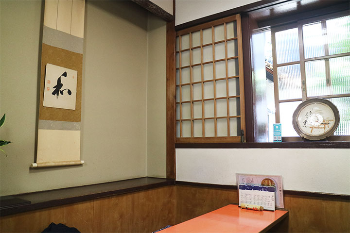 伏见稲荷附近的乌冬店“道八”居家温馨的店内环境