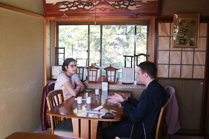 可以眺望宇治川的茶屋“櫟”2楼桌席