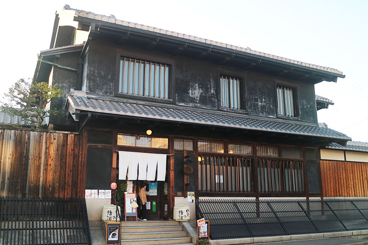 由月桂冠原总部改建而成的喫茶店/特产店“伏见梦百众”