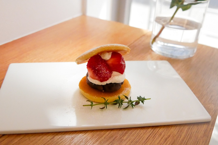 和卡龙。时令水果　春天的草莓