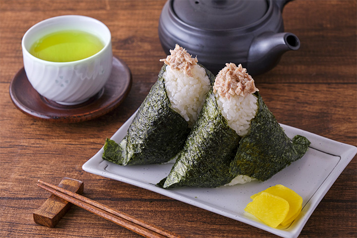 日本的传统料理“饭团”和“绿茶”