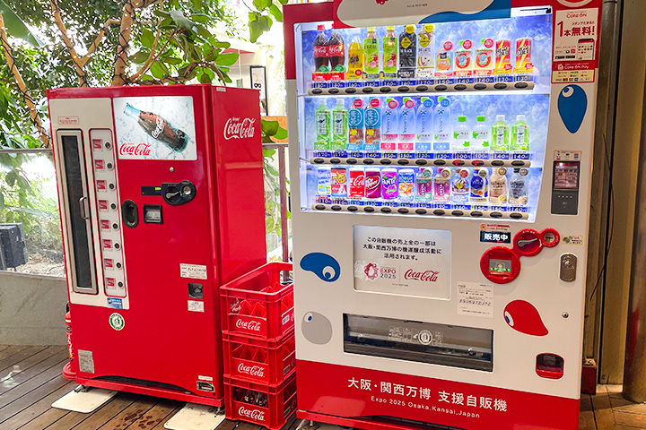 瓶装可口可乐的自动售货机和采用EXPO‘2025设计的自动售货机