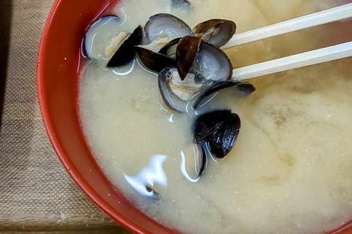 “饭团套餐”的蚬贝味噌汤