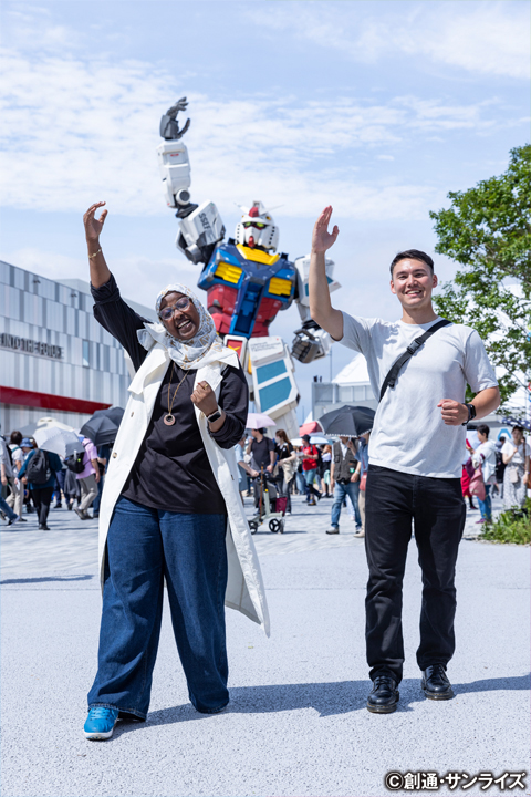 与“GUNDAM NEXT FUTURE PAVILION”等身大高达合影留念