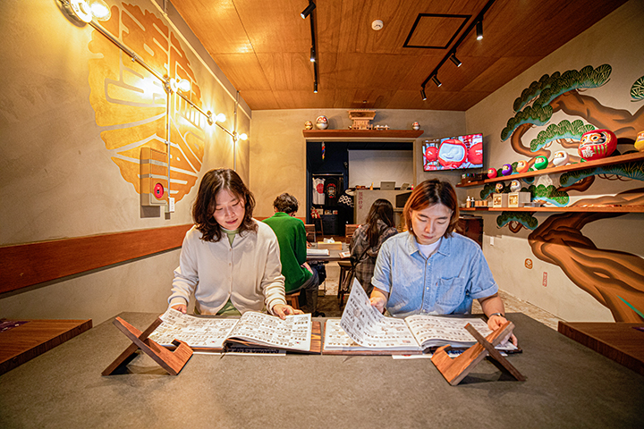 绘制达摩设计草稿的情景