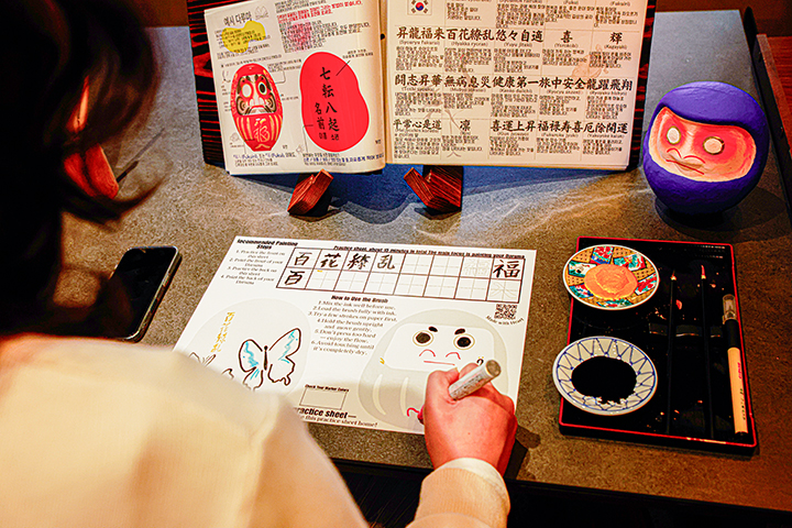 绘制达摩设计草稿的情景