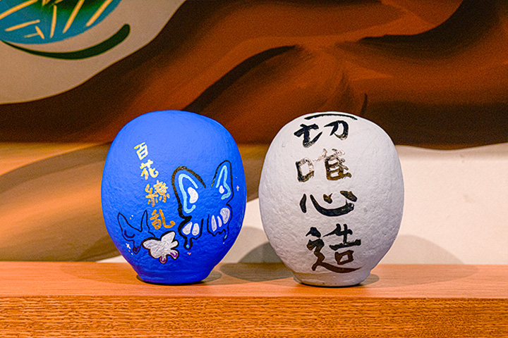 带有“一切唯心造”和“百花缭乱”文字的原创达摩