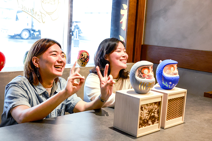 拿着完成的达摩，笑容满面的Dowoo和Yeonwoo