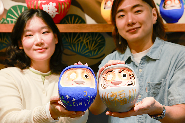 手持完成的达摩拍纪念照