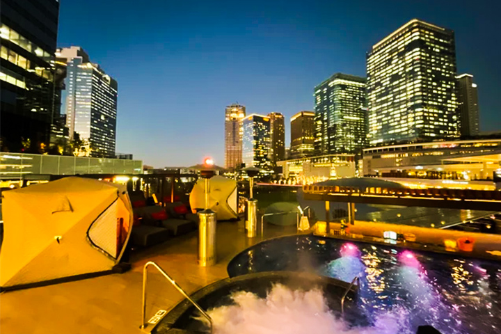 梅北温泉 莲 Wellbeing Park的室内夜间泳池
