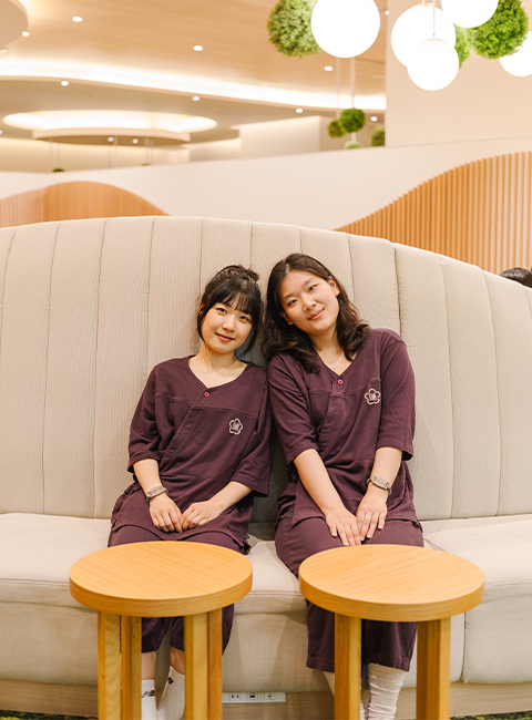 梅北温泉 莲 Wellbeing Park的馆内休息区